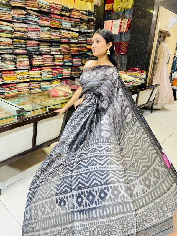 Artistic_Tribal_Print_Saree_In_Smoky_Grey