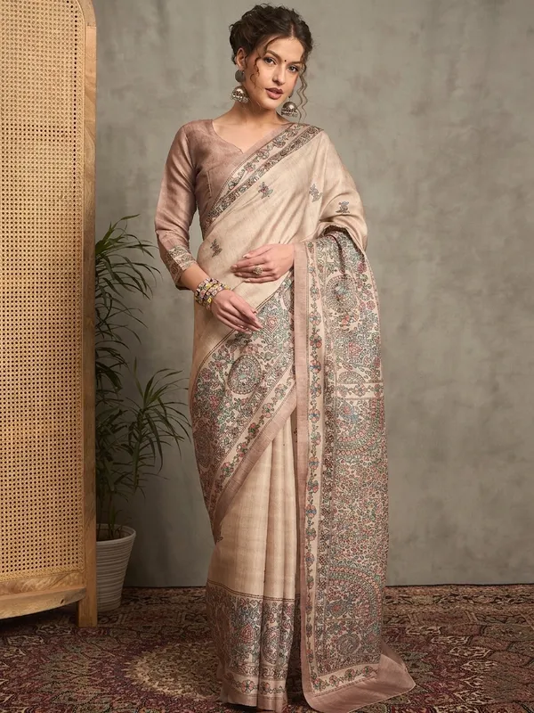Elegant_Beige_Soft_Silk_Saree_With_Kalamkari_Prints