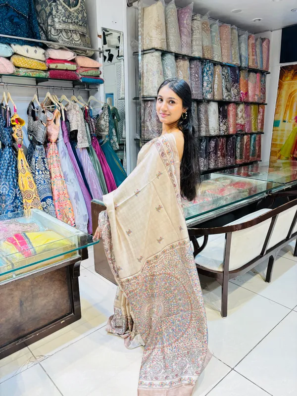 Elegant_Beige_Soft_Silk_Saree_With_Kalamkari_Prints