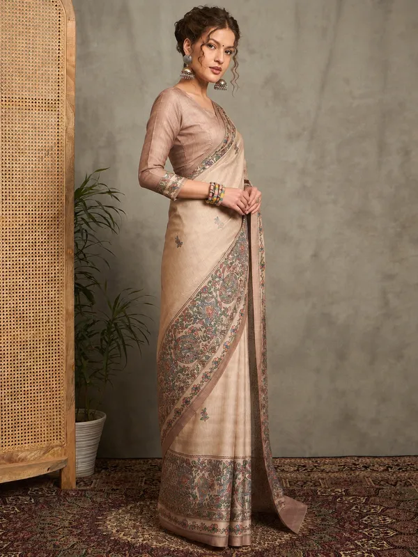 Elegant_Beige_Soft_Silk_Saree_With_Kalamkari_Prints
