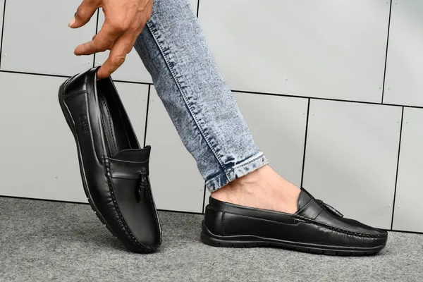 Black_Leather_Tassel_Slip-On_Loafers_For_Men