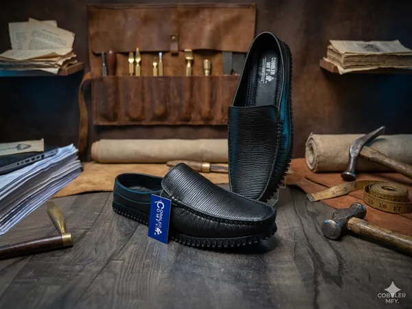 Black_Leather_Moc-Toe_Slip-On_Loafers_For_Men