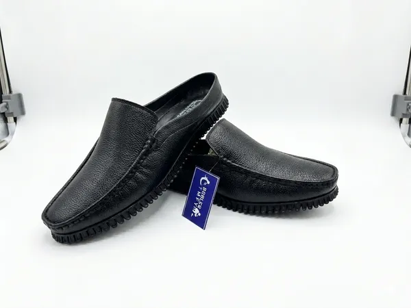 Black_Leather_Moc-Toe_Slip-On_Loafers_For_Men