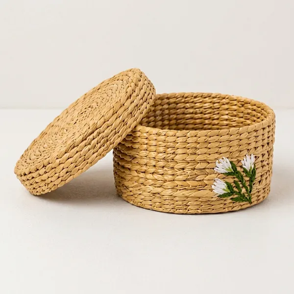 Natural_Woven_Kauna_Grass_Round_Storage_Basket_With_Lid