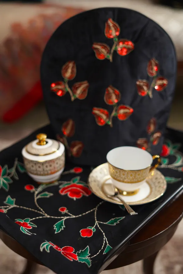 Tulip_Vintage_Vibe_Black_And_Red_Velvet_Tea_Cozy_And_Mat_Set