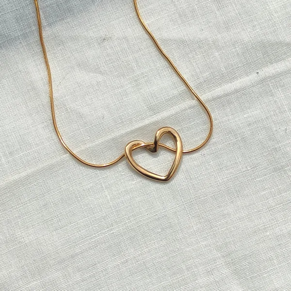 Gold_Brass_Hollow_Heart_Pendant_Necklace_For_Women