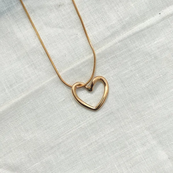 Gold_Brass_Hollow_Heart_Pendant_Necklace_For_Women