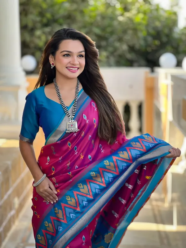 Rani_Pink_Color_Soft_Silk_Ikkat_Patola_Weaving_Designer_Saree_(Product_Code:-120009)