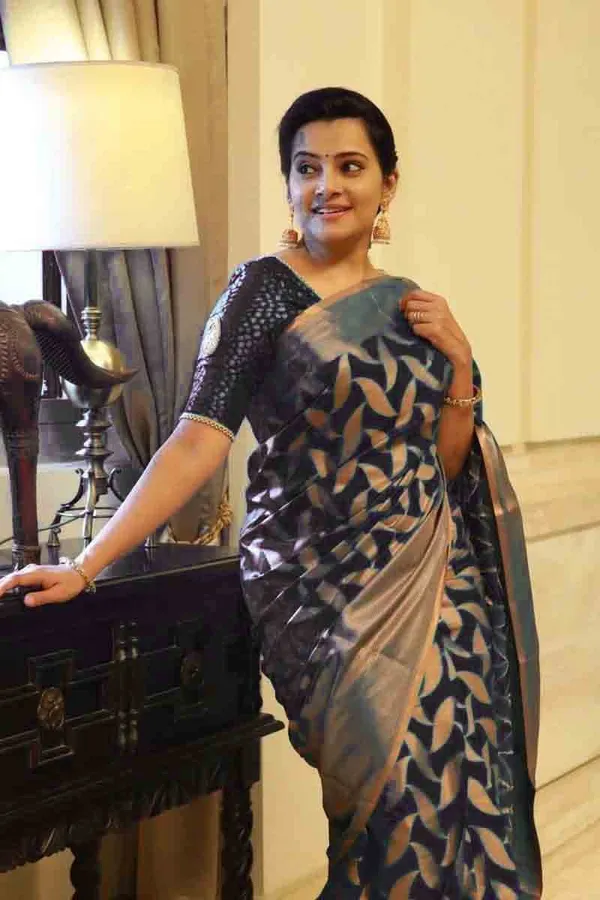 Black_Soft_Lichi_Silk_Saree_For_Women