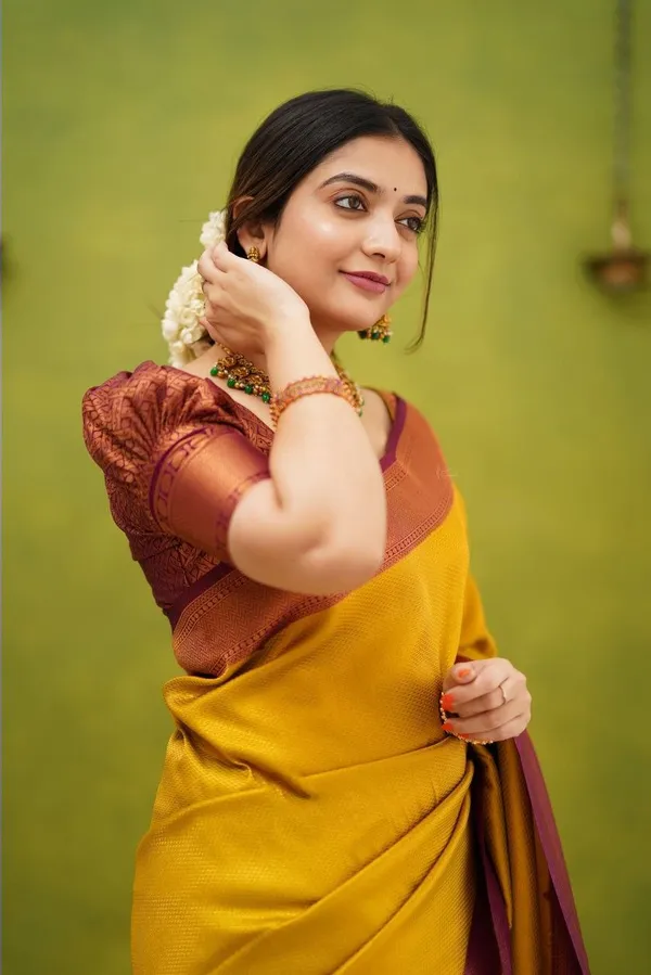 Gold_Soft_Lichi_Silk_Saree_For_Women