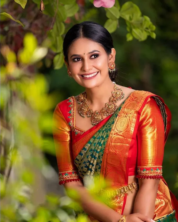 Dark_Green-Red_Banarasi_Soft_Lichi_Silk_Saree_For_Women