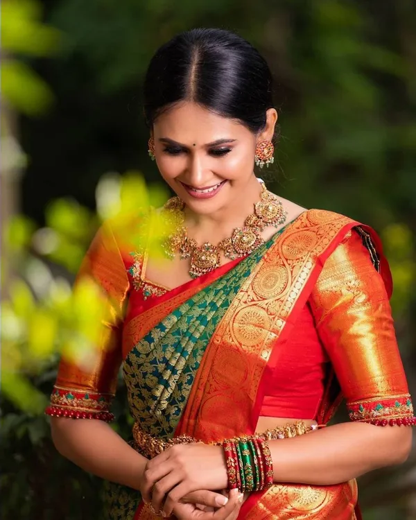 Dark_Green-Red_Banarasi_Soft_Lichi_Silk_Saree_For_Women