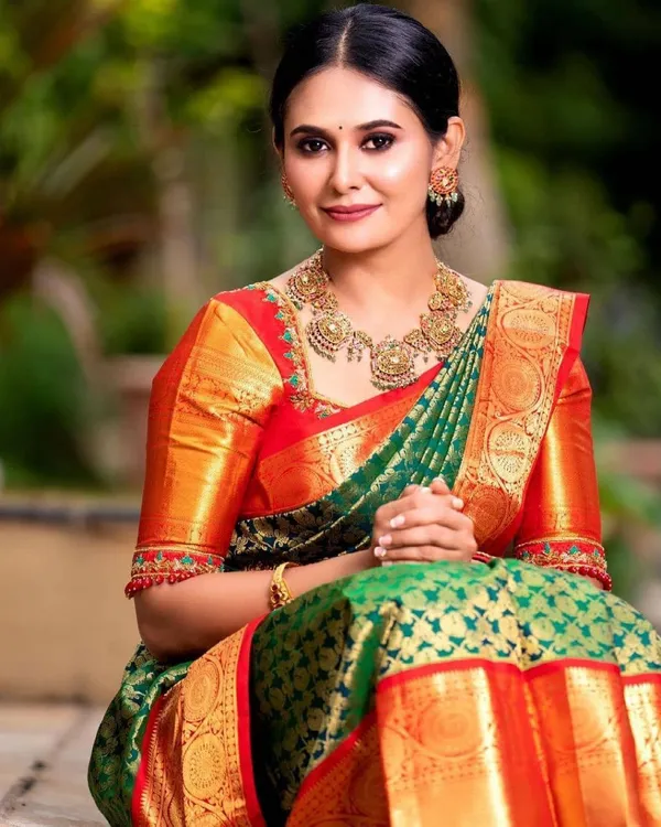 Dark_Green-Red_Banarasi_Soft_Lichi_Silk_Saree_For_Women
