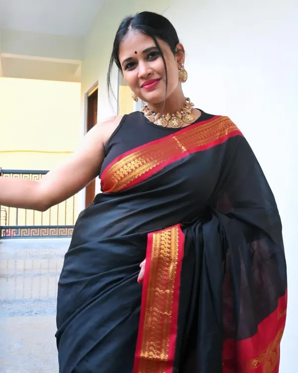 Black_Soft_Lichi_Silk_Saree_For_Women