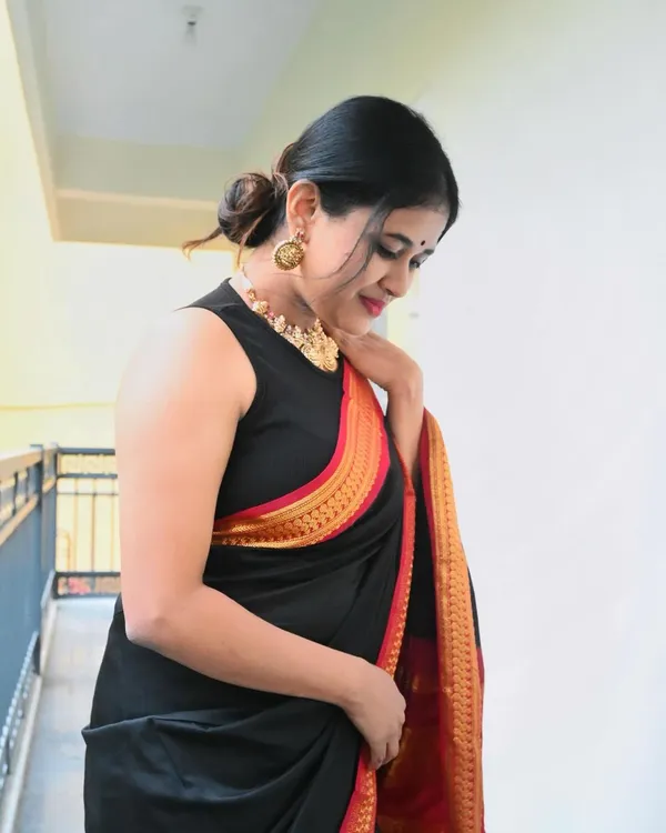 Black_Soft_Lichi_Silk_Saree_For_Women