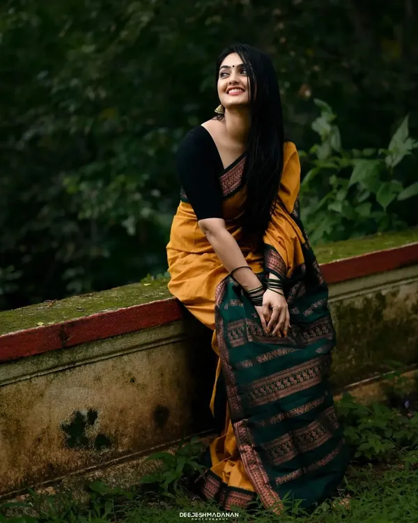 Golden_Soft_Lichi_Silk_Saree_For_Women