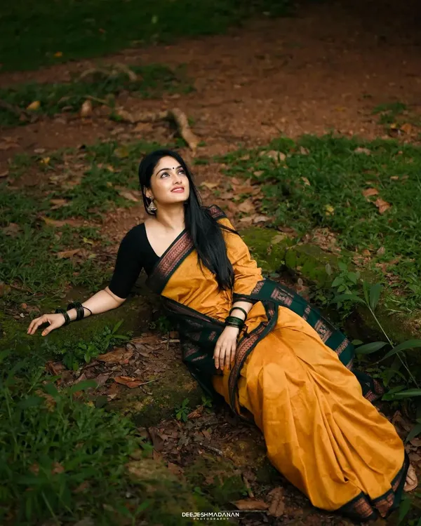 Golden_Soft_Lichi_Silk_Saree_For_Women