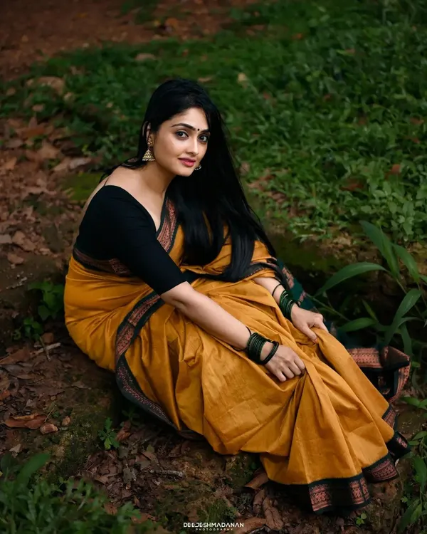 Golden_Soft_Lichi_Silk_Saree_For_Women
