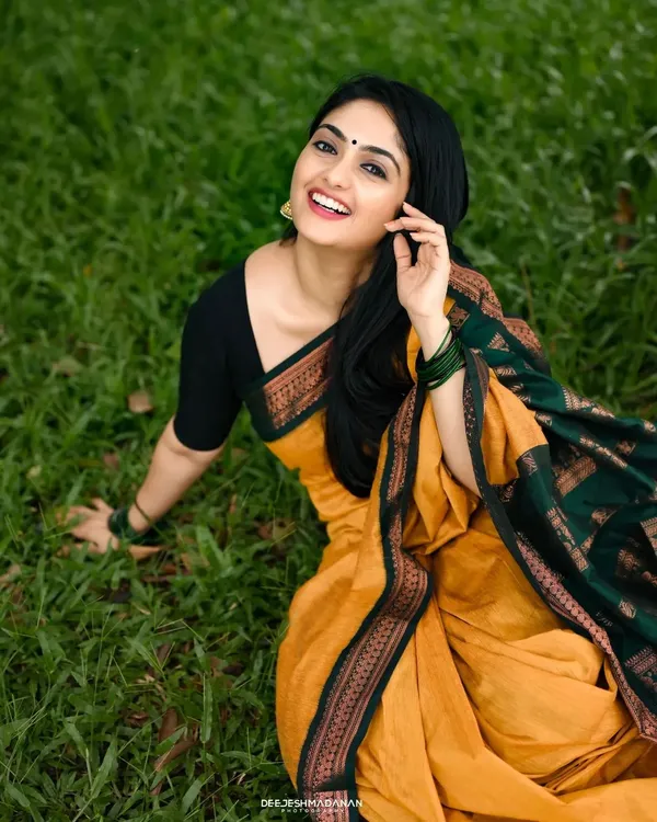 Golden_Soft_Lichi_Silk_Saree_For_Women