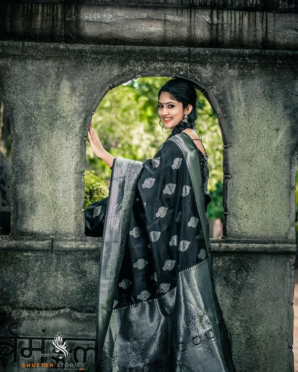 Black_Soft_Lichi_Silk_Saree_For_Women