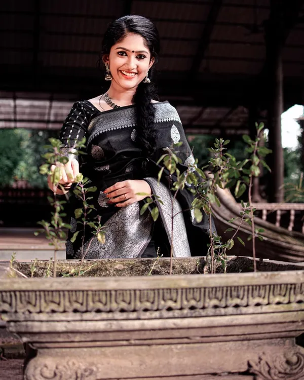 Black_Soft_Lichi_Silk_Saree_For_Women