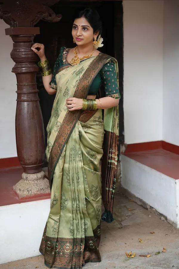 Green_Soft_Lichi_Silk_Saree_For_Women