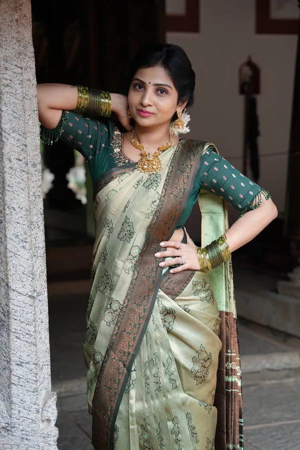 Green_Soft_Lichi_Silk_Saree_For_Women