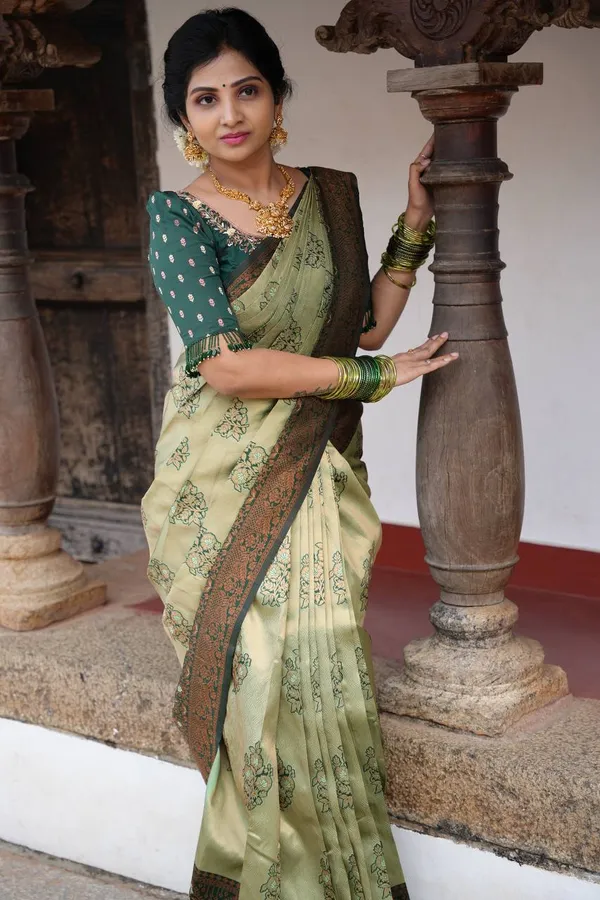 Green_Soft_Lichi_Silk_Saree_For_Women