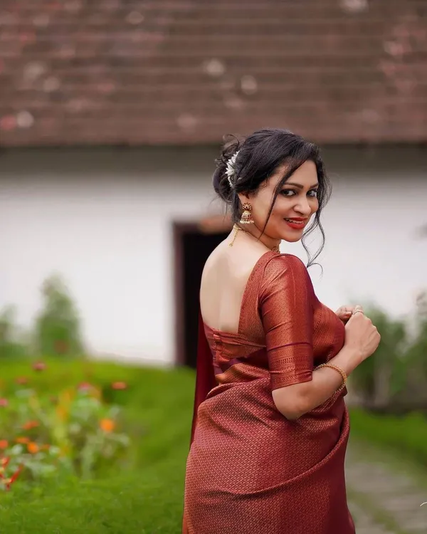 Maroon_Soft_Lichi_Silk_Saree_For_Women