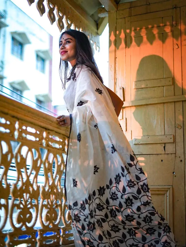 White_Linen_Cotton_Saree_For_Women