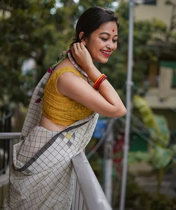 Off_White_Premium_Linen_Cotton_Saree_For_Women