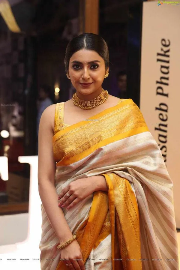 Golden_Cream_Litchi_Silk_Jacquard_Pallu_Saree_For_Women
