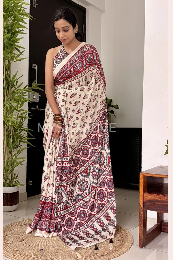 Off_White_Silk_Crepe_Saree_For_Women
