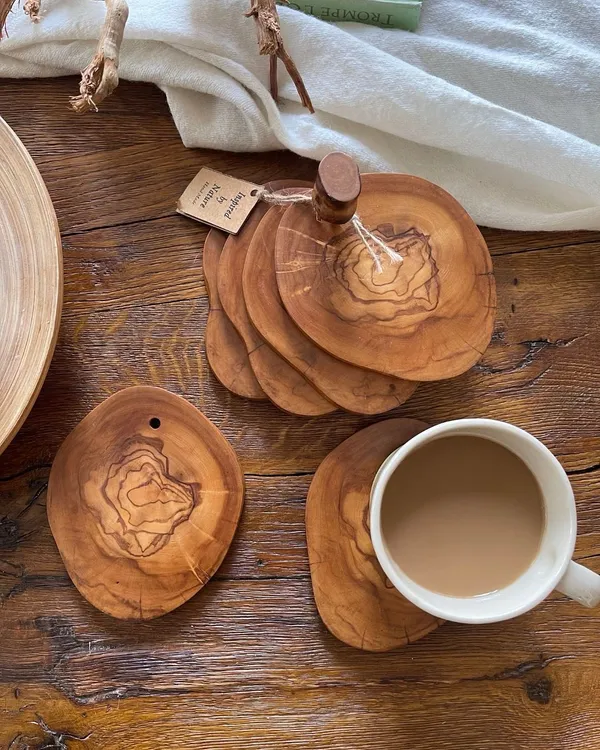 Handcrafted_Wooden_Coaster_Set_With_Holder