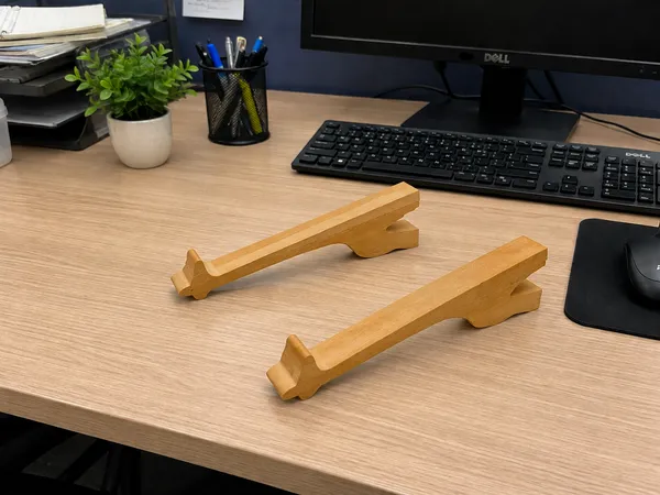 Unique_Wooden_Laptop_Stand_with_Giraffe_shape