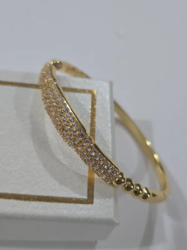 Gold_Metal_Alloy,_Stone_Stone_Studded_Bangle_For_Women