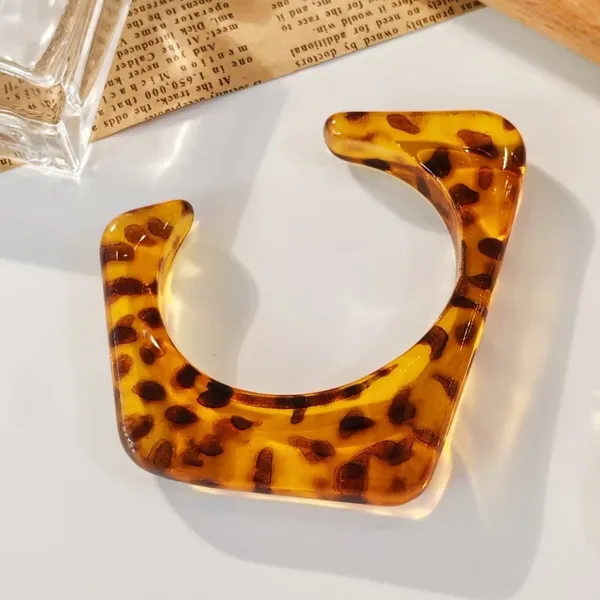Retro_Leopard_Resin_Bangle