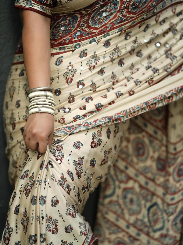 Ivory_Modal_Silk_Ajrakh_Printed_Saree_with_Traditional_Floral_Motifs,_Heritage_Border_&_Tassel_Detailing