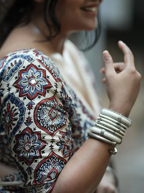 Ivory_Modal_Silk_Ajrakh_Printed_Saree_with_Traditional_Floral_Motifs,_Heritage_Border_&_Tassel_Detailing