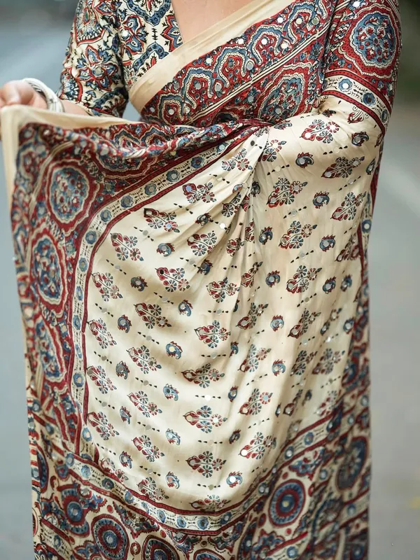 Ivory_Modal_Silk_Ajrakh_Printed_Saree_with_Traditional_Floral_Motifs,_Heritage_Border_&_Tassel_Detailing