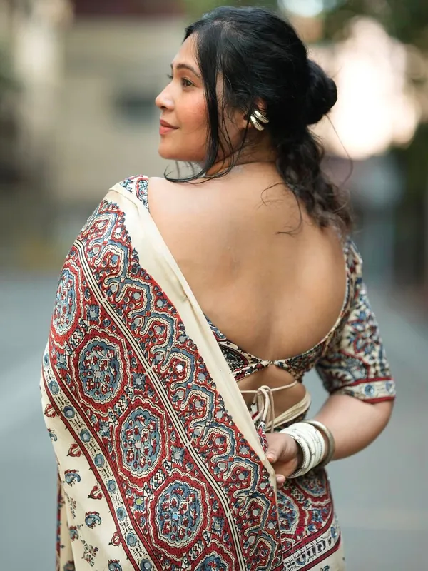 Ivory_Modal_Silk_Ajrakh_Printed_Saree_with_Traditional_Floral_Motifs,_Heritage_Border_&_Tassel_Detailing