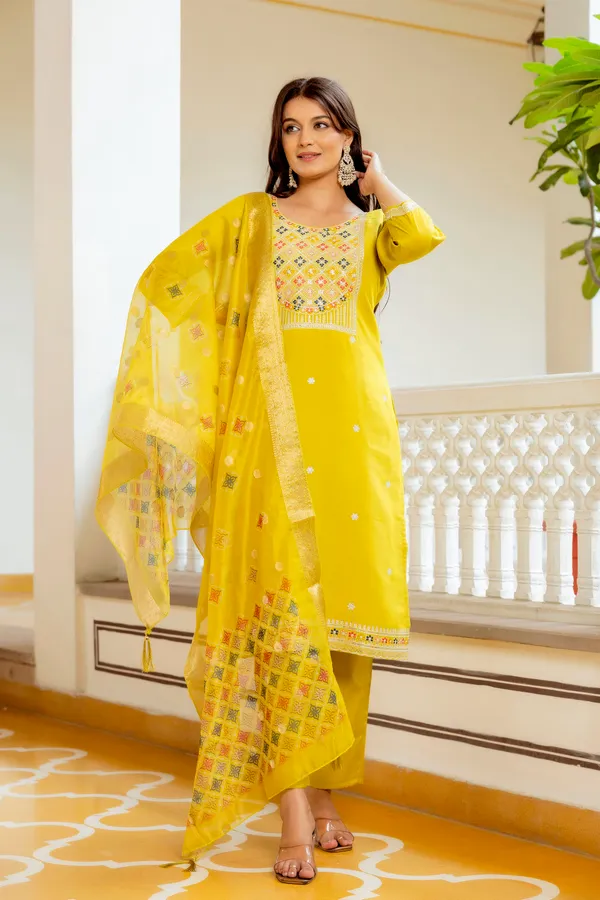 Yellow_Straight_Fit_Ethnic_Suit_Set_for_Women