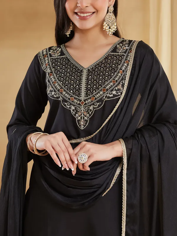 Black_Embroidered_Straight_Fit_Kurta_Set_for_Women
