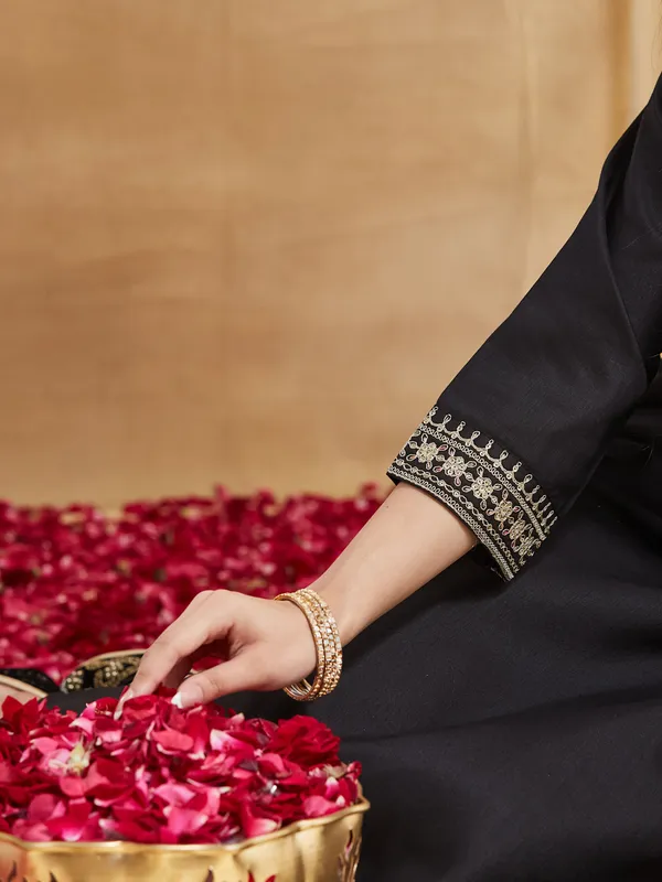 Black_Embroidered_Straight_Fit_Kurta_Set_for_Women