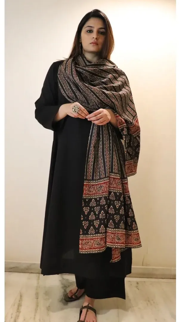 Black_Printed_Ethnic_Wear_Set_for_Women