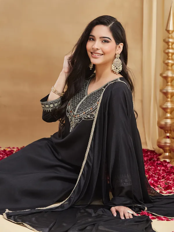 Black_Embroidered_Straight_Fit_Kurta_Set_for_Women
