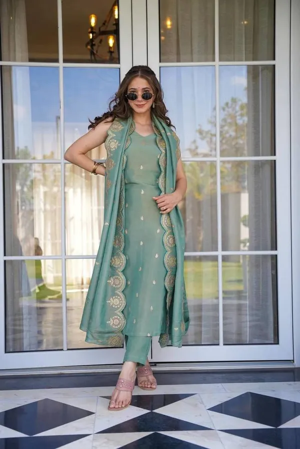 Pink_Embroidered_Kurta_Set_With_Dupatta_for_Women