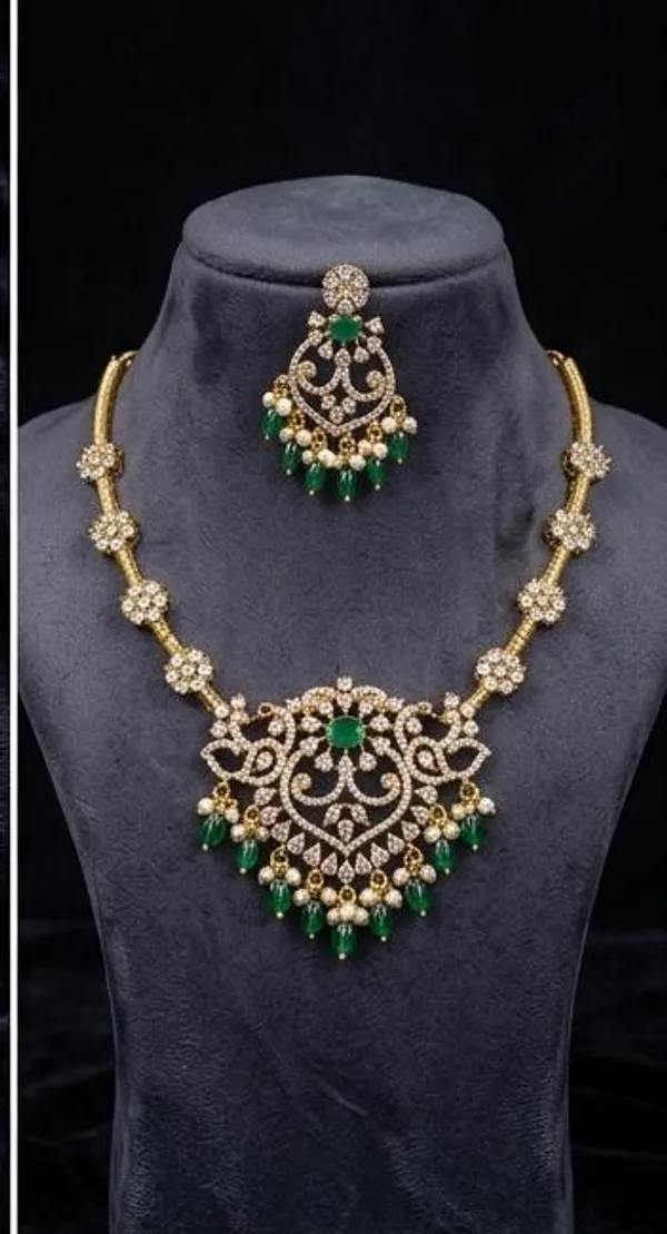 Green_And_Golden_Alloy_Kundan_Necklace_Set_With_Maang_Tikka_For_Women