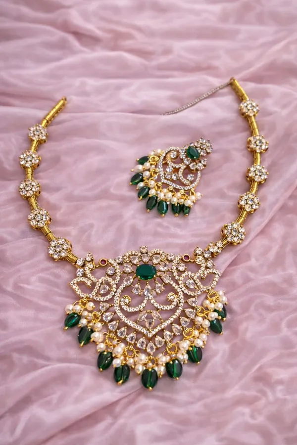 Green_And_Golden_Alloy_Kundan_Necklace_Set_With_Maang_Tikka_For_Women