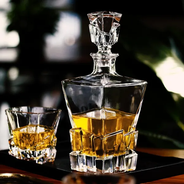 Set_of_7_Crystal_Whiskey_Decanter_–_750ml_Decanter_with_6_x_300ml_Glasses